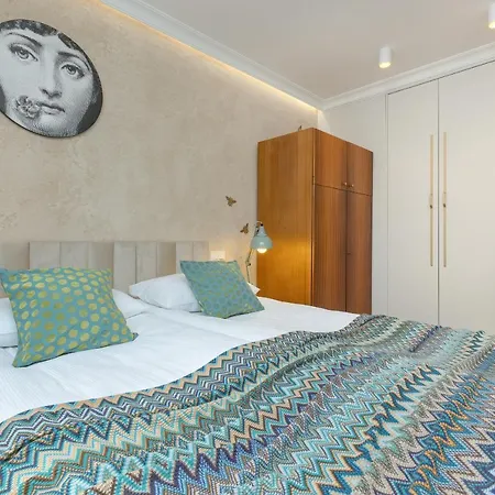Retro-style In By Renters * 华沙