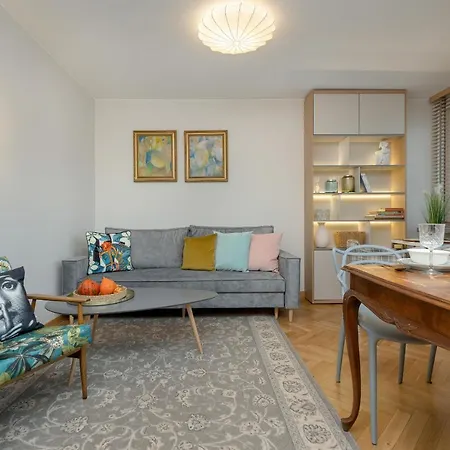 Retro-style In By Renters 华沙